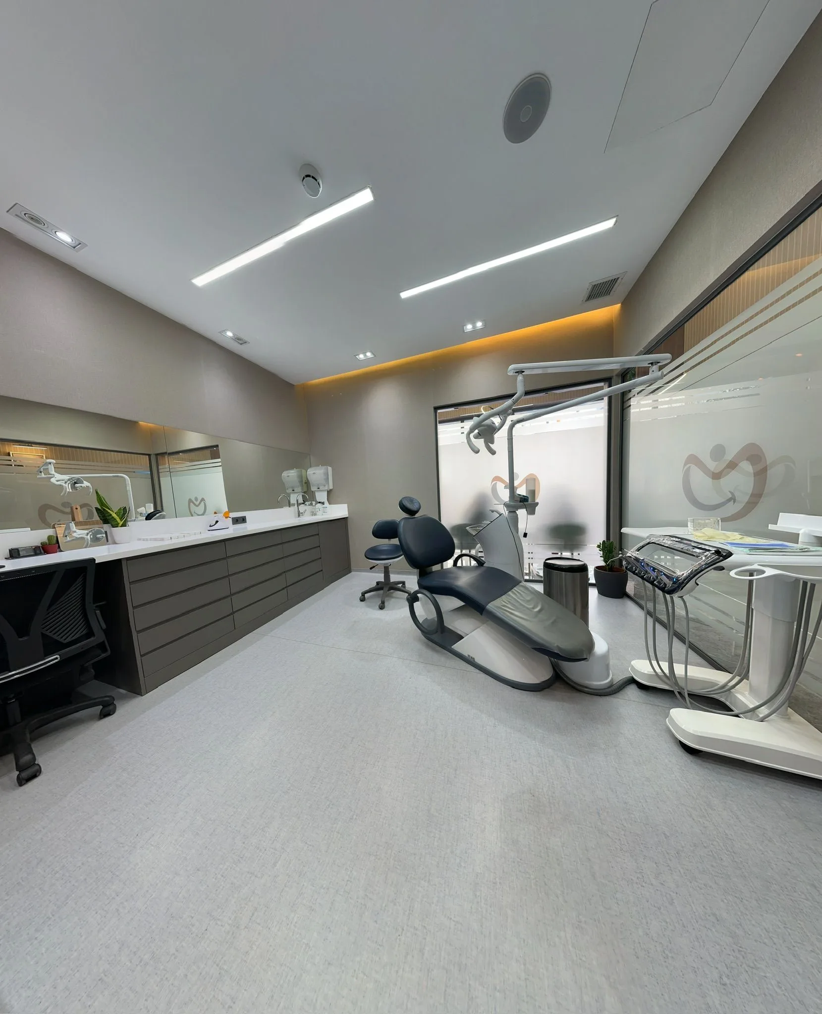 IST Smile Experts modern dental clinic in Istanbul for Hollywood smile patients